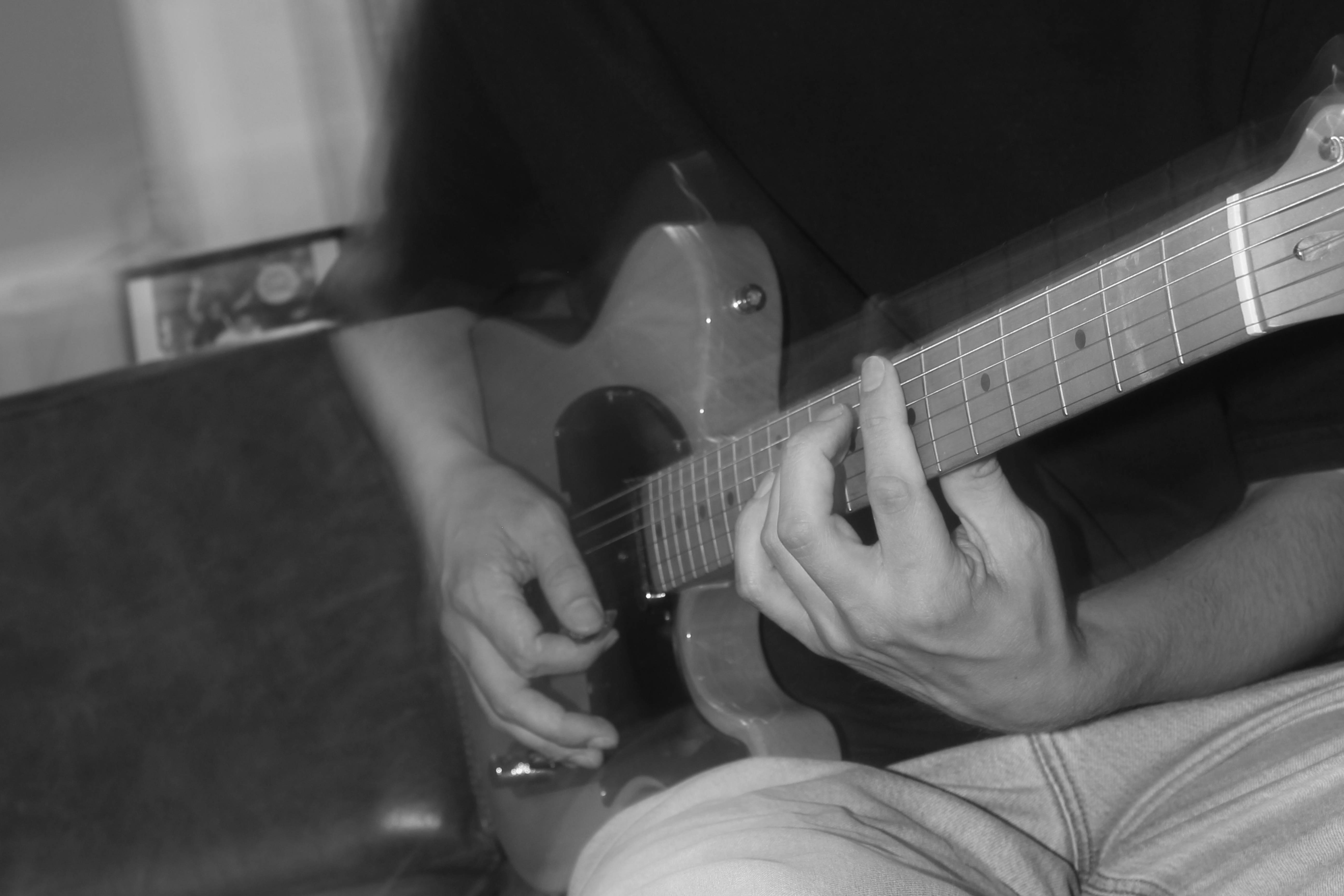 Merijn Bergé producing music in the studio