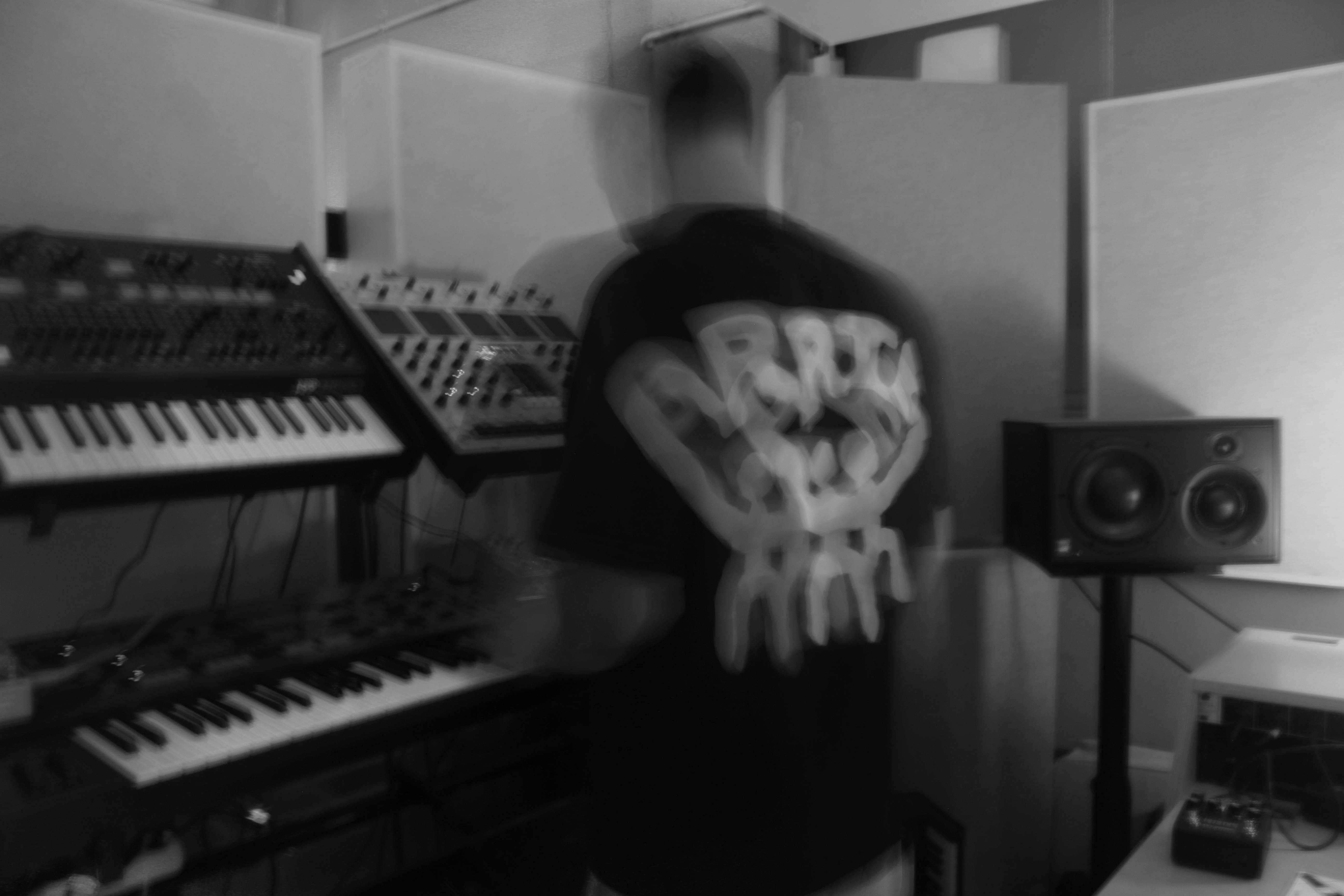 Merijn Bergé producing music in the studio