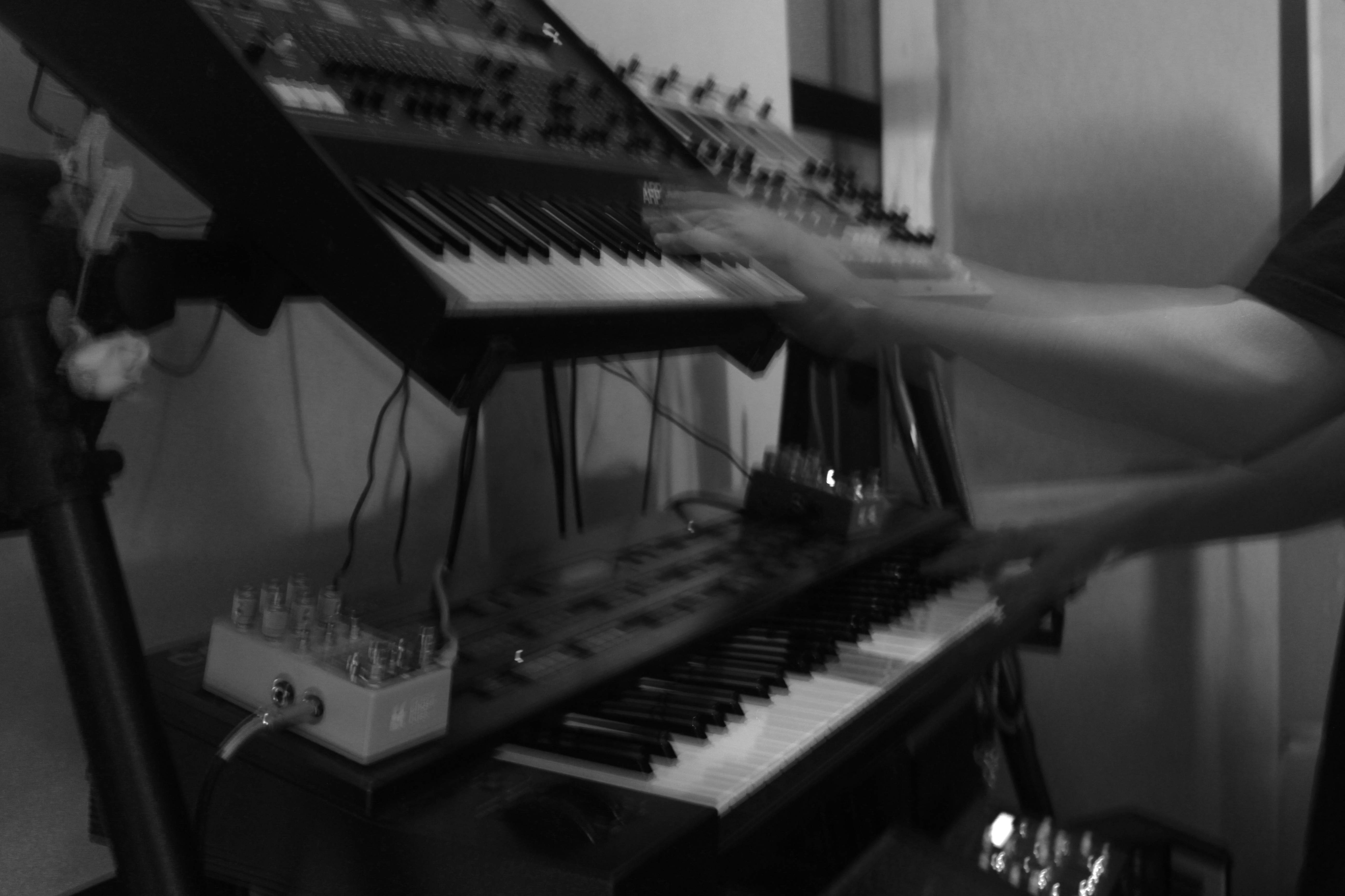 Merijn Bergé producing music in the studio